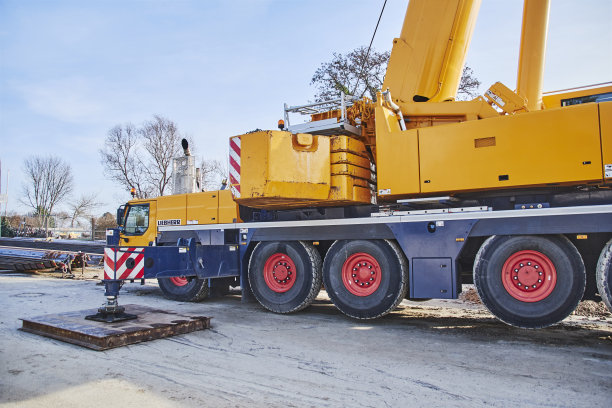 重型建筑起重机的细节。图片下载
