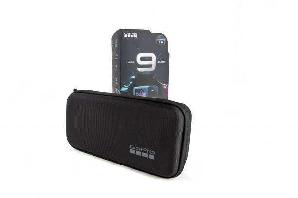 莫斯科，俄罗斯- 2020年11月20日:新旗舰行动相机gopro hero 9和配件的工厂包装盒和原始特殊情况隔离图片下载