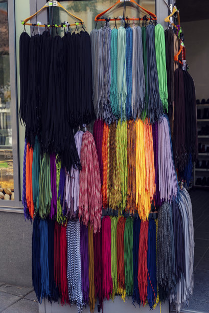 2020年9月5日，保加利亚普罗夫迪夫。商店的门上挂着五颜六色的鞋带图片下载