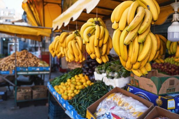 香蕉，柠檬和绿豆在当地的水果和蔬菜市场上展示。图片下载