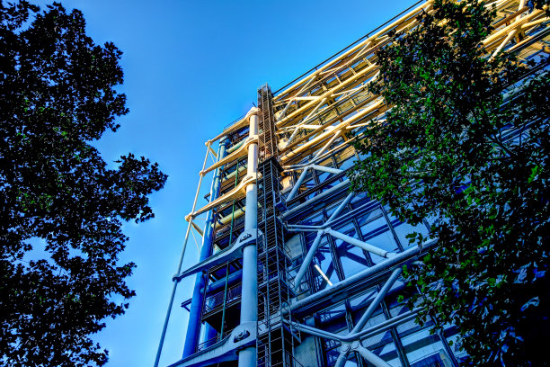 蓬皮杜中心的外部由伦佐·皮亚诺和理查德·罗杰斯设计，有暴露的管道和基础设施图片下载