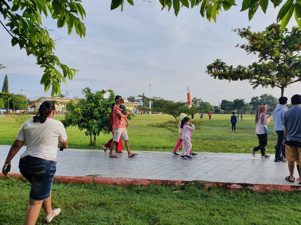 这是艾哈迈德·亚尼公园里人们散步跑步的照片图片下载