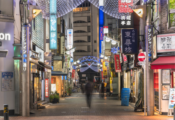 池袋阳光中央大街的新年彩灯夜景。图片下载