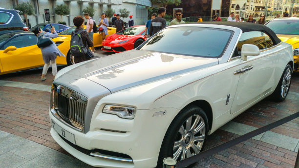 阿拉伯联合酋长国迪拜市中心哈利法塔旁的奢华跑车图片下载