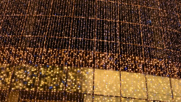 晚上的沃拉公园购物中心。图片下载