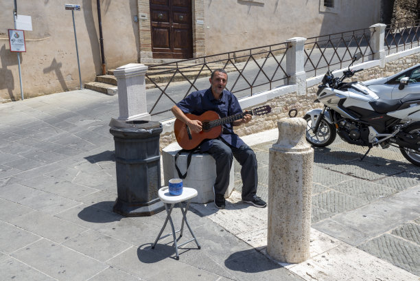 一个街头艺人拿着吉他图片下载