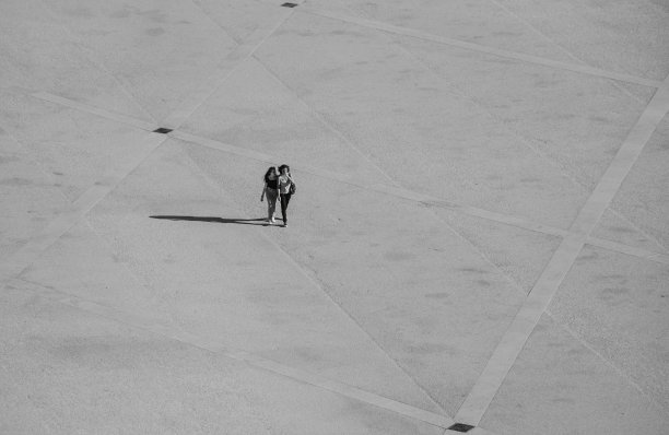 妇女们走在商业广场上。从鲁阿奥古斯塔拱门拍摄的照片图片下载