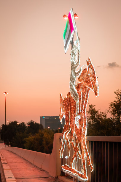 午夜时分的阿联酋首都阿布扎比：2020年11月19日，一面阿联酋国旗在宁静的天空背景下飘扬。阿联酋于每年12月2日庆祝国庆日图片下载