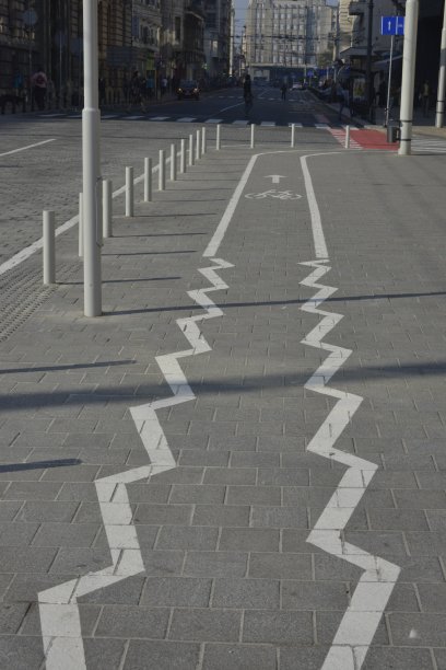 在市区人行道上的自行车道图片下载