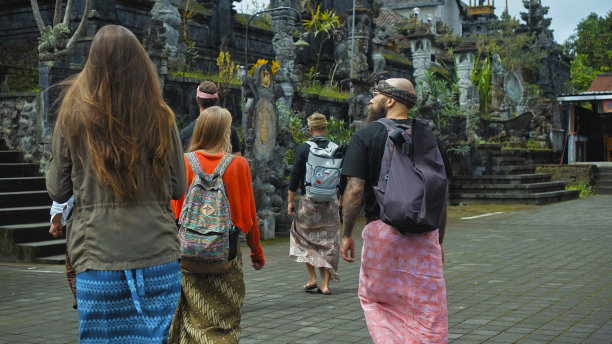 这张照片拍摄的是人们在巴厘岛一个有古老石头建筑的神圣地方散步图片下载