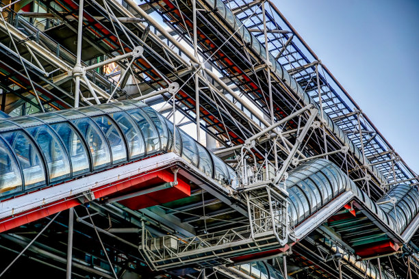 蓬皮杜中心的外部由伦佐·皮亚诺和理查德·罗杰斯设计，有暴露的管道和基础设施图片下载