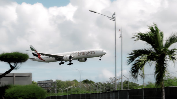 飞机照片阿联酋降落在机场图片下载