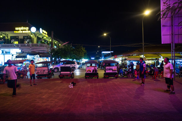 金边城市的夜景。夜市。人们在晚上玩。图片下载
