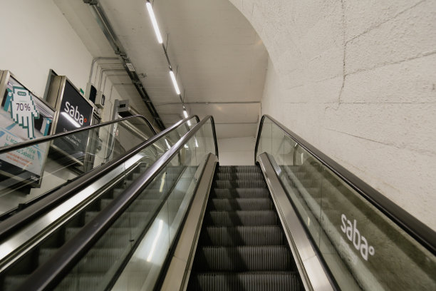 意大利罗马，连接Borghese别墅停车场和Via Vittorio Veneto的无人扶梯地下通道。地铁隧道。图片下载