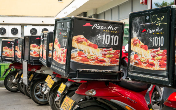 布加勒斯特/罗马尼亚——2020年6月22日:在布加勒斯特，必胜客外卖摩托车停在必胜客餐厅前。图片下载