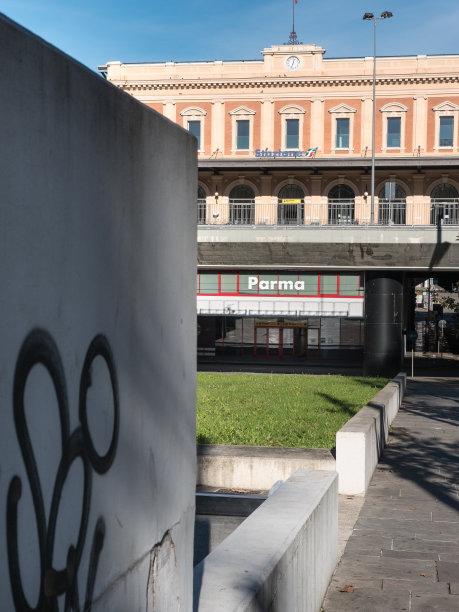 帕尔玛公共空火车站外，意大利图片下载