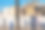 一名穆斯林妇女戴着头巾走在摩洛哥卡萨布兰卡市中心的肖像图片下载