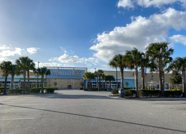 一个阳光明媚的圣诞节，一个停车场空无一人的沃尔玛。图片下载