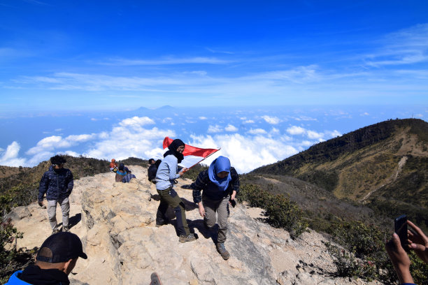 在山顶上挥舞旗帜图片下载