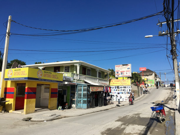 典型的当地加勒比街道，有人和房子。Friusa区域。手机照片图片下载