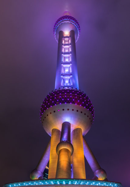 夜景东方明珠塔在一个阴天雨后与五颜六色的光在浦东，上海，中国。图片下载
