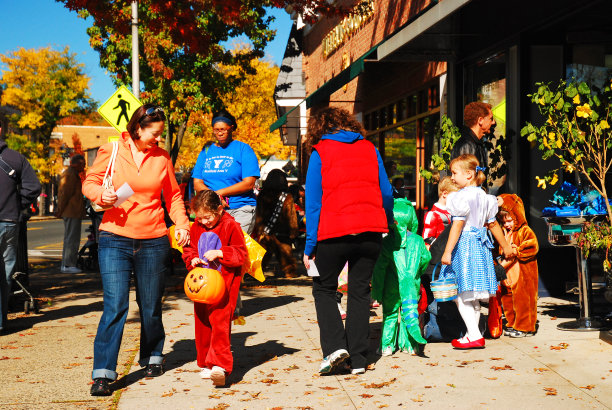 在市中心不给糖就捣乱图片下载