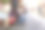 在印尼巴厘岛乌布市的一个街头市场上，一个年轻的印尼女孩弹着吉他，向游客们兜售她的纪念品图片下载