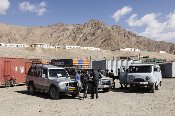 把车停在默加布的市场前图片下载