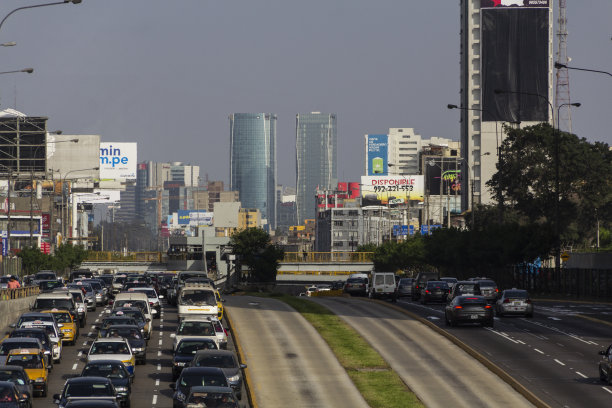 世界卫生组织将拥有900多万人口的利马命名为拉丁美洲空气污染最严重的城市，原因是老化的车队。图片下载