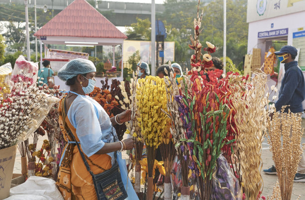 在加尔各答纽顿举行的Saras Mela集市上，工匠们正在展示手工艺品图片下载