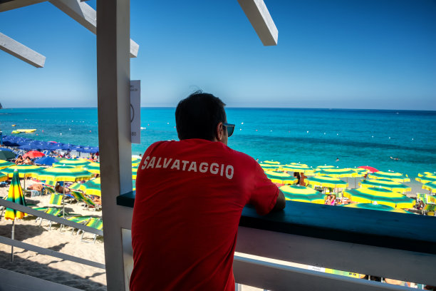 意大利特罗布海滩值班救生员图片下载