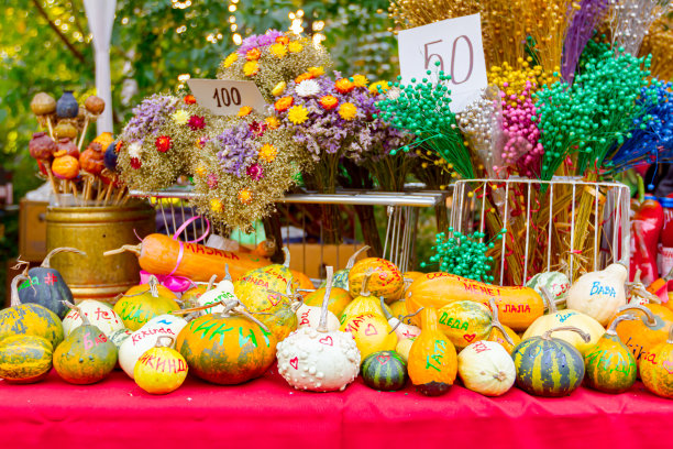 在集市上出售五颜六色的干花和写有文字的南瓜图片下载