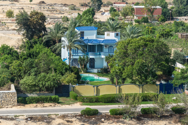 埃及苏伊士运河岸边的居民楼图片下载