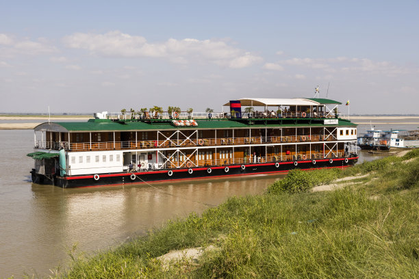 缅甸蒲甘伊洛瓦底江上的船坞图片下载