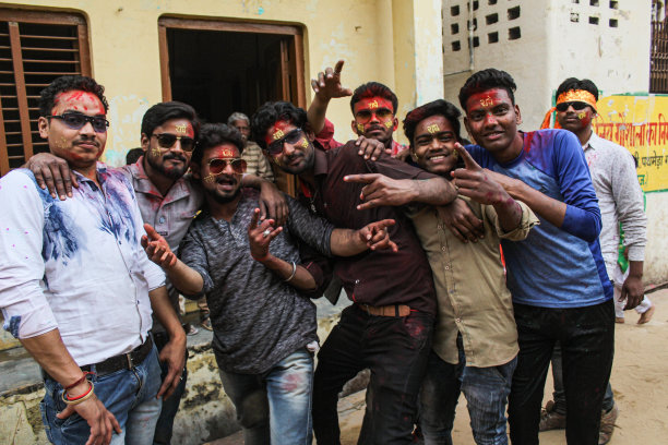 北方邦，年轻人玩着颜色庆祝胡里节。图片下载