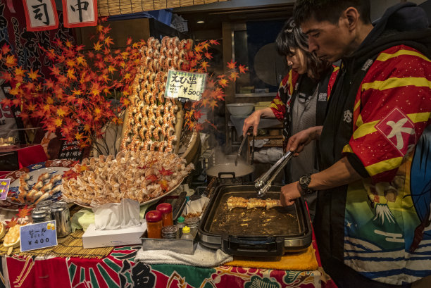 在日本京都西城市场的海鲜摊位上烹饪虾串。图片下载