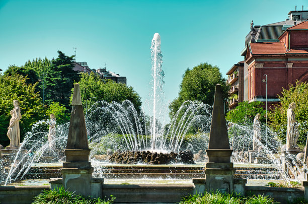 四季喷泉，Fontana delle Quattro Stagioni在朱利叶斯凯撒广场，广场Giulio Cesare旁边的城市生活和Tre Torri购物和商业区图片下载