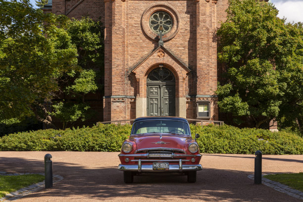 一个古老的普利茅斯站在芬兰教堂建筑前图片下载