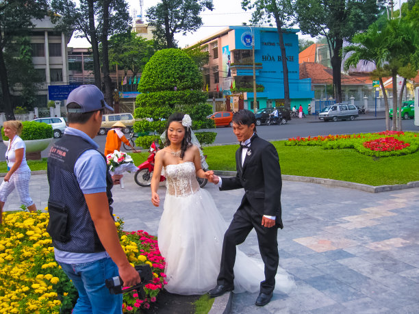 摄影师在越南河内拍摄婚礼后的照片图片下载