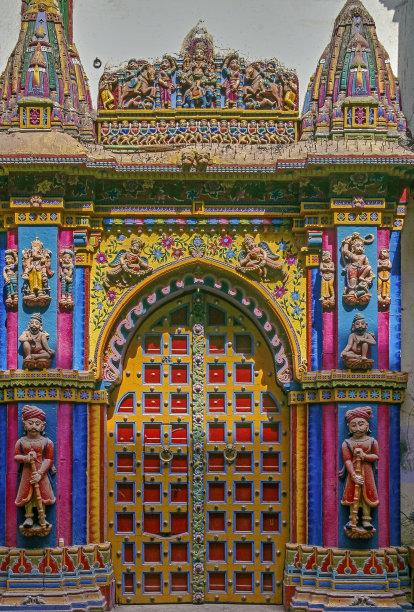 古吉拉特邦Bhuj Kutch Swaminarayan寺庙的装饰石雕和彩绘木门的复古照片图片下载