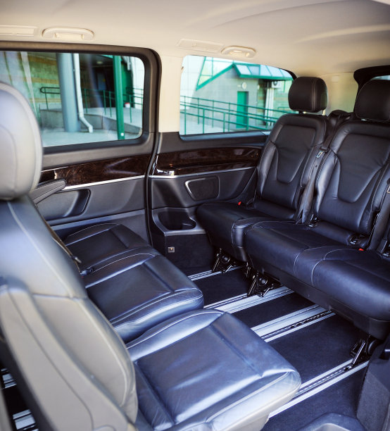 奔驰v级，豪华轿车黑色奔驰。在布雷斯特的停车场拍摄一辆现代汽车。图片下载