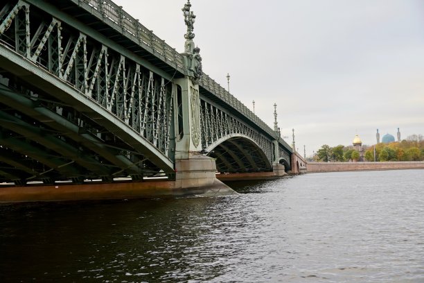 圣彼得堡，俄罗斯- 2020年11月圣彼得堡建筑，俄罗斯。受欢迎的铁桥，从河上看，大涅瓦河在市中心，受欢迎的地标，游轮在河上航行。彩色照片图片下载