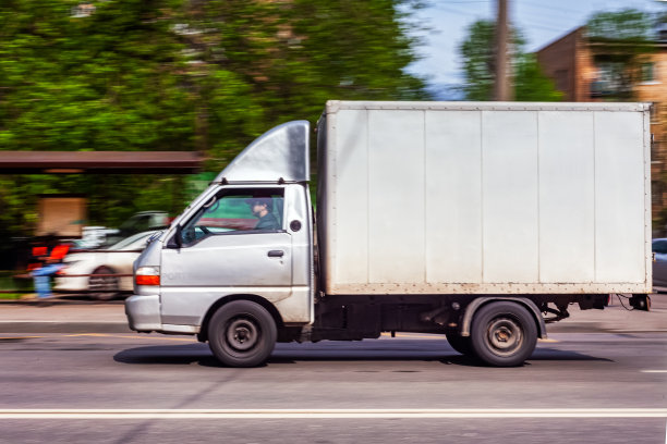 现代波特轻型卡车与白色的功夫在一个夏日的道路上快速行驶。莫斯科,俄罗斯2020图片下载