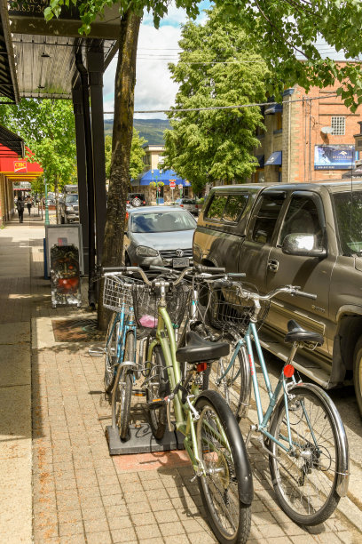 锁在人行道自行车架上的自行车图片下载