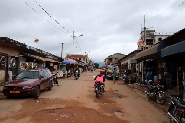 Kpalimé是一个繁忙的村庄，有许多商店，多哥，西非。图片下载