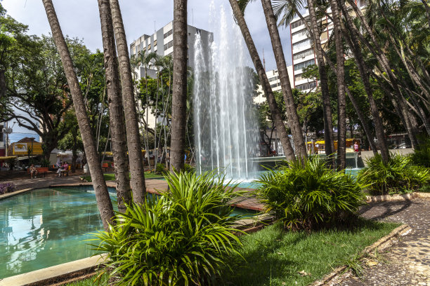 喷泉在Rui Barbosa广场，被称为Calçadao广场，在Sao Jose do里约热内卢Preto市中心，圣保罗州图片下载
