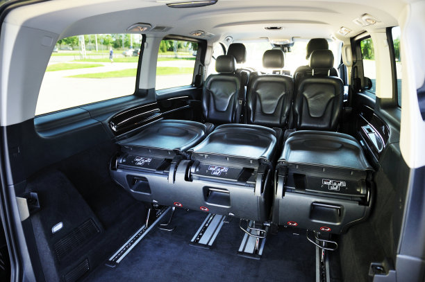 奔驰v级，豪华轿车黑色奔驰。在布雷斯特的停车场拍摄一辆现代汽车。图片下载