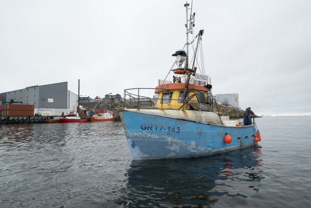 在格陵兰岛伊卢利萨特捕鱼后停泊在港口的渔船。2016年5月13日图片下载