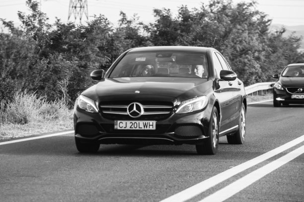 黑白照片，运动概念行驶的汽车在柏油路上，汽车在街道上的正面视图。布加勒斯特,罗马尼亚,2020图片下载