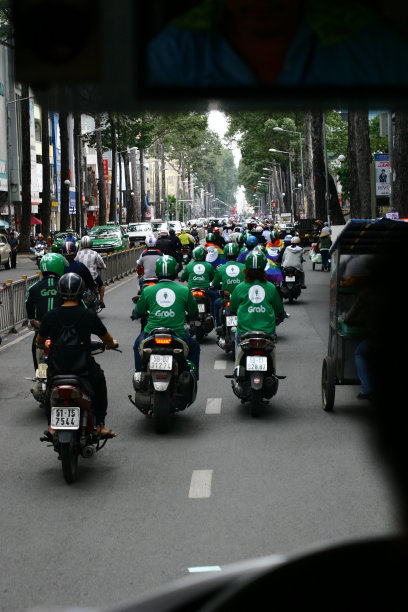 2020年10月30日，越南的出租车劫持了自行车司机图片下载